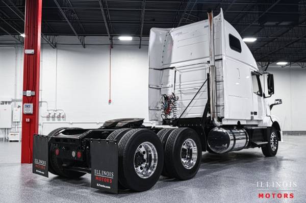 2013 Volvo VNL670 Sleeper