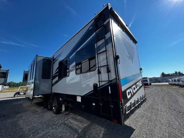 2022 HEARTLAND CYCLONE 4007 5TH WHEEL TOY HAULER RV SHOW SPECIAL