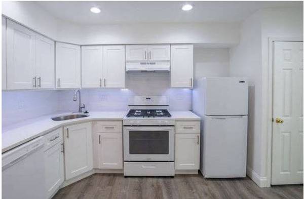 Don’t miss this split-level rental apt in