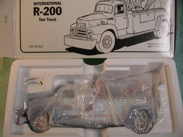 First Gear Exxon 1/34 57 International R-200 Tow Truck diecast in box