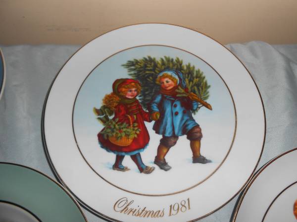 Avon Wedgwood 22K Gold trimmed Christmas Plates Lot Of 8 1976-1983