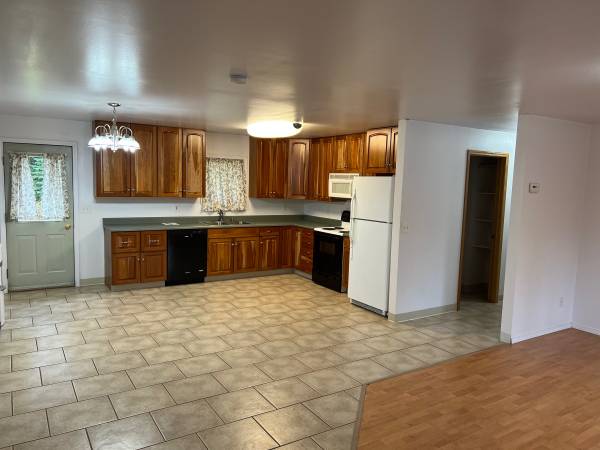 2br Very Clean, Quiet place Quality built, free heat