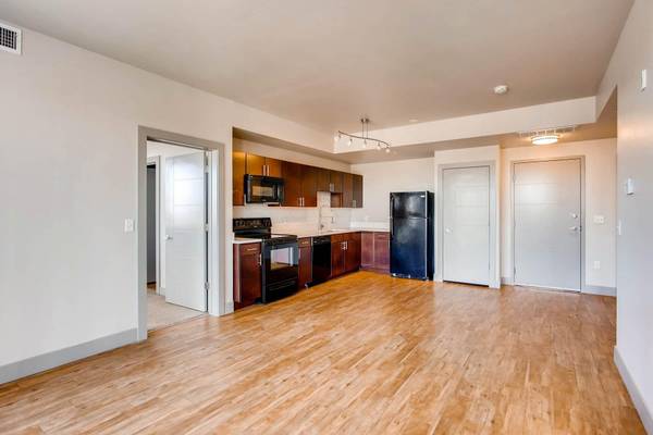 Walk-in closets, Coffee bar, Central air conditioning