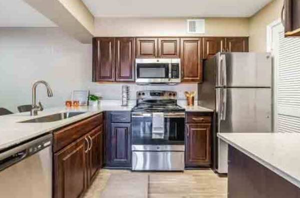 1 bedroom, 1 bathroom apartment $600.00 per Mo & $500.00 deposit