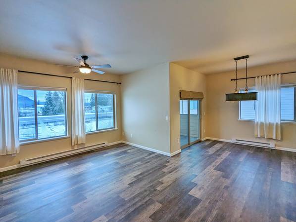 Unfurnished, 2BD/1.5BA, Vly Condo, Laminate Flooring, Covered Deck