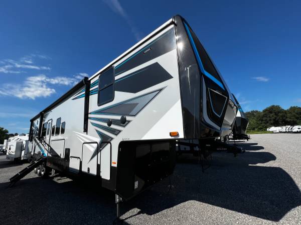 2022 HEARTLAND CYCLONE 4007 5TH WHEEL TOY HAULER RV SHOW SPECIAL