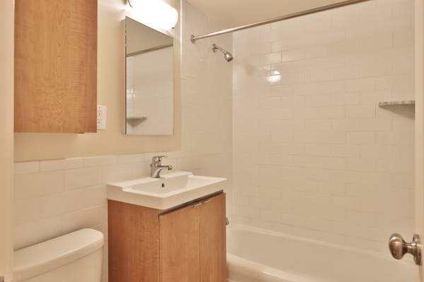 STUNNING L SHAPE STUDIO LAYOUT WITH W/D IN UNIT! OPEN HOUSE MON-FRI!!