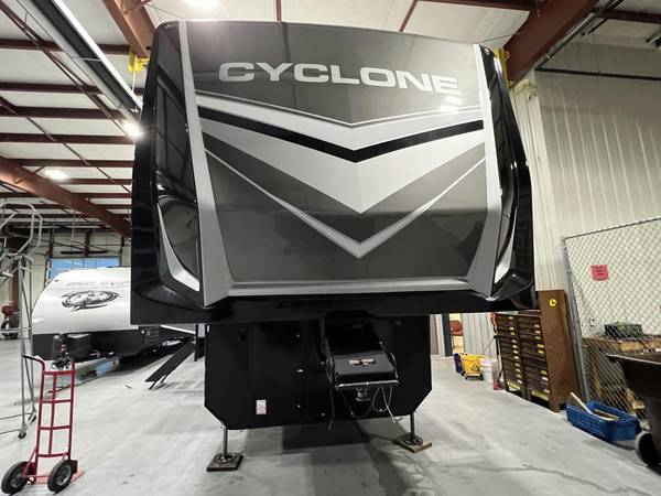 HEARTLAND CYCLONE 4014C 5TH WHEEL CAMPER RV TOY HAULER CUSTOM PAINT!