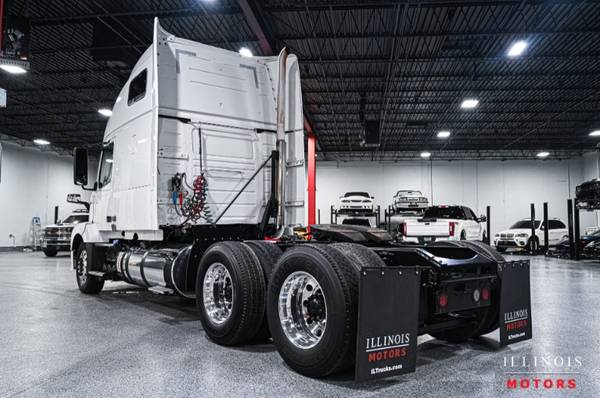 2013 Volvo VNL670 Sleeper