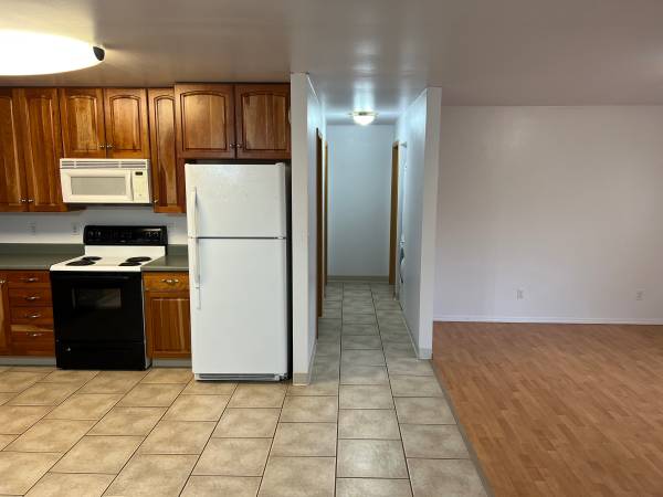 2br Very Clean, Quiet place Quality built, free heat