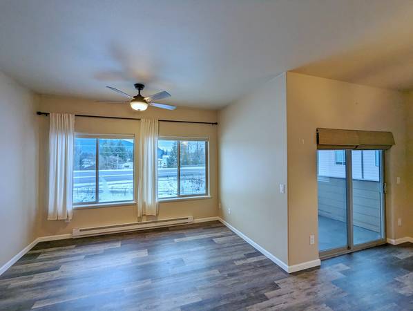 Unfurnished, 2BD/1.5BA, Vly Condo, Laminate Flooring, Covered Deck