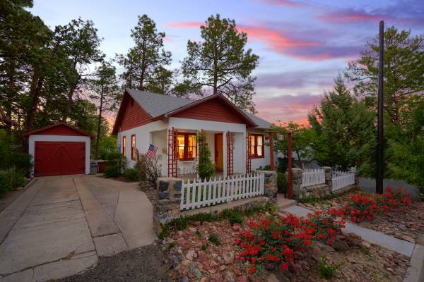 Cherry Blossom Cottage Prescott Vacation Rental Hot Tub GREAT LOCATION