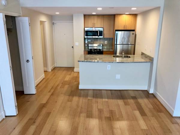 STUNNING L SHAPE STUDIO LAYOUT WITH W/D IN UNIT! OPEN HOUSE MON-FRI!!