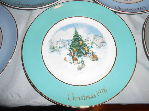 Avon Wedgwood 22K Gold trimmed Christmas Plates Lot Of 8 1976-1983