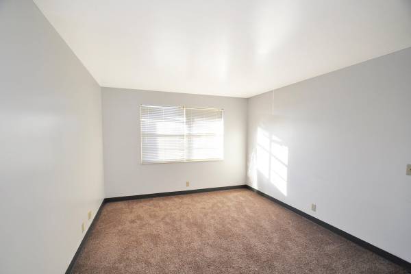 Pet friendly 2 bedroom available 1/30!