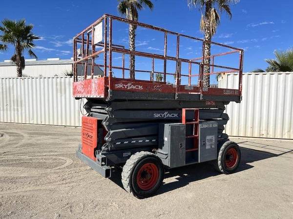 Scissor Lift 2016 Skyjack SJ8841RT 4×4 Diesel 41′ Platform