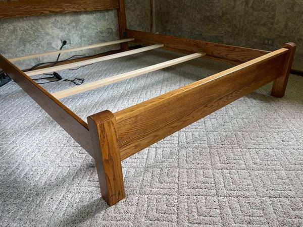 Amish built Queen bed Frame w/Headbd