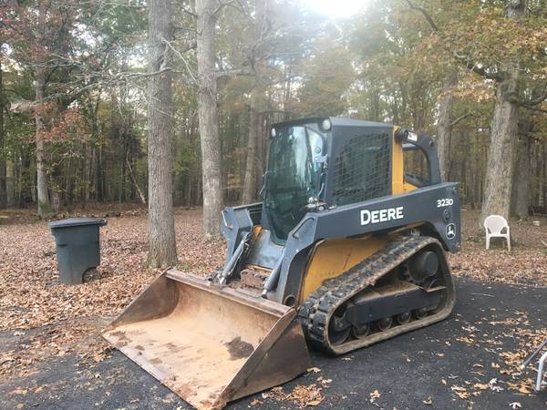 Deere skidsteer