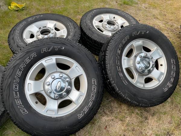 Ford F-250 Discoverers LT275/70R18 mounted on alloy Rims