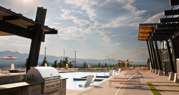 PIKES PEAK VIEWS, Attached Garage, Dog Spaw