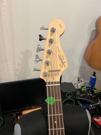 Squier Jazz Bass V