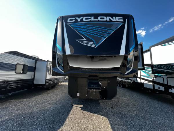 2022 HEARTLAND CYCLONE 4007 5TH WHEEL TOY HAULER RV SHOW SPECIAL