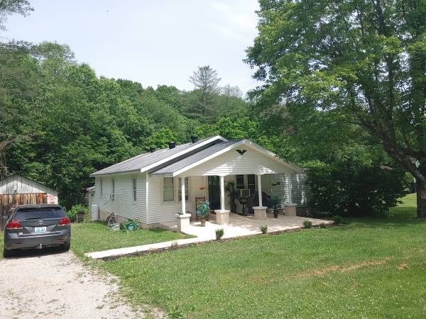 Newly renovated 2000sq ft 2bath country ranch on 4 acres with SOLAR