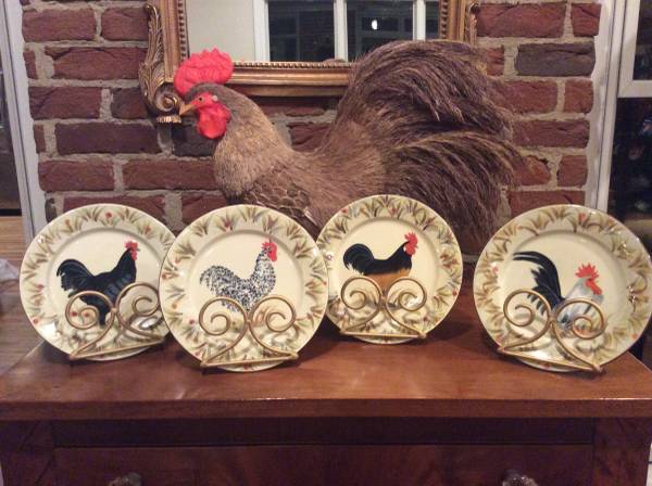 Rooster Decor , 4 Plates , 4 Stands Set Like New