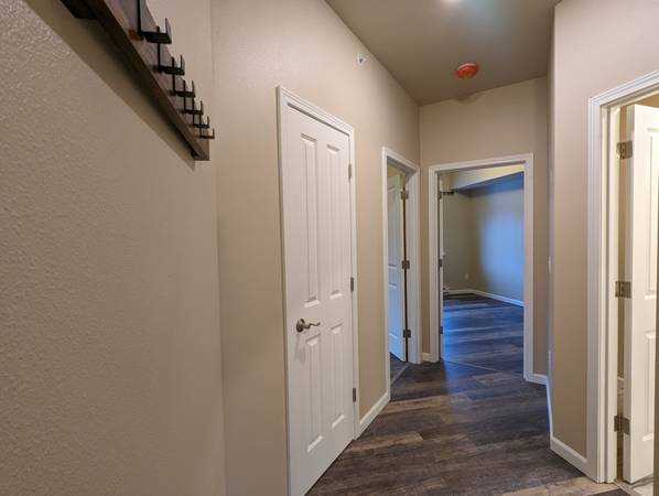 Unfurnished, 2BD/1.5BA, Vly Condo, Laminate Flooring, Covered Deck