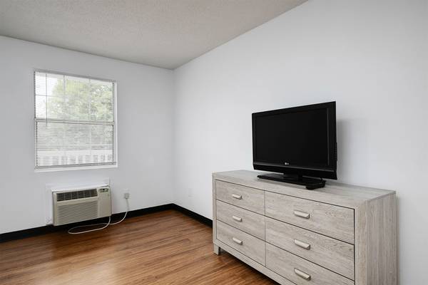 Handicapped Accessible Apartments, Flat Screen TVs, Fully Furnished