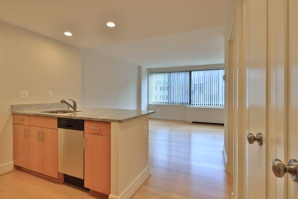 STUNNING L SHAPE STUDIO LAYOUT WITH W/D IN UNIT! OPEN HOUSE MON-FRI!!