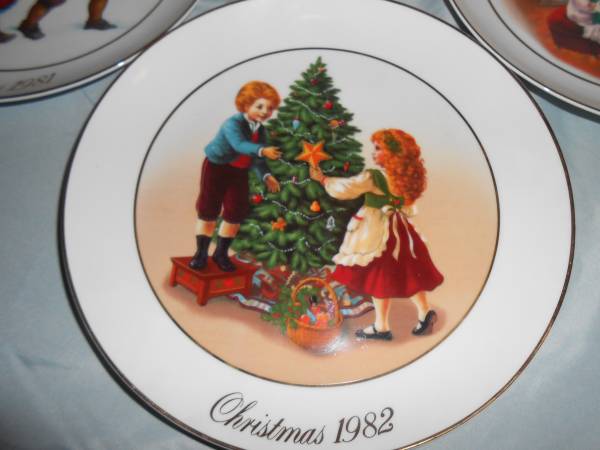 Avon Wedgwood 22K Gold trimmed Christmas Plates Lot Of 8 1976-1983