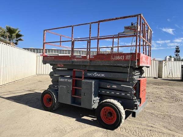 Scissor Lift 2016 Skyjack SJ8841RT 4×4 Diesel 41′ Platform