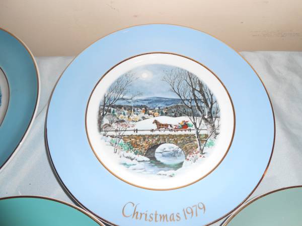 Avon Wedgwood 22K Gold trimmed Christmas Plates Lot Of 8 1976-1983