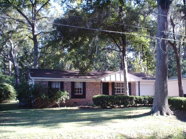 S 3/1 New roof/carpet-garage-large yard- low utility rates-lake