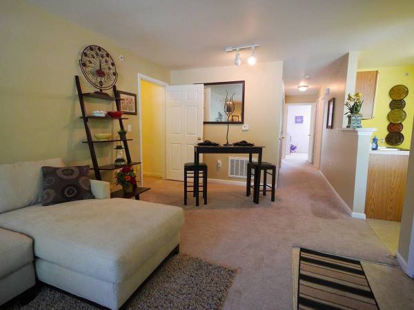 Charming 3 Bed / 2 bath at an amazing price! 1200 Sq Feet