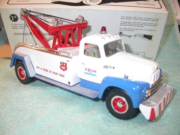 First Gear Exxon 1/34 57 International R-200 Tow Truck diecast in box