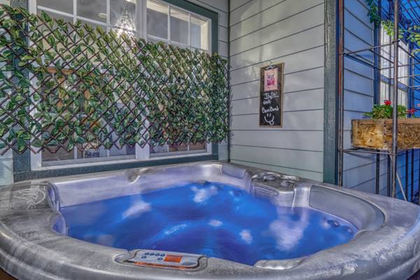 SLEEPS LARGE GROUPS – PRESCOTT VICTORIAN VACATION RENTAL+SPA and GYM