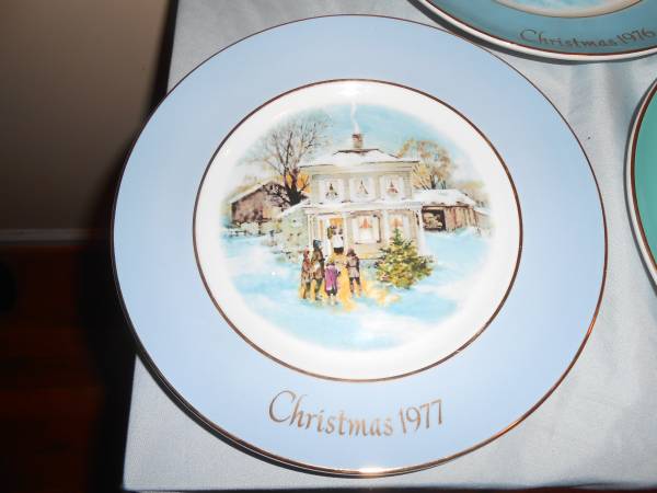 Avon Wedgwood 22K Gold trimmed Christmas Plates Lot Of 8 1976-1983