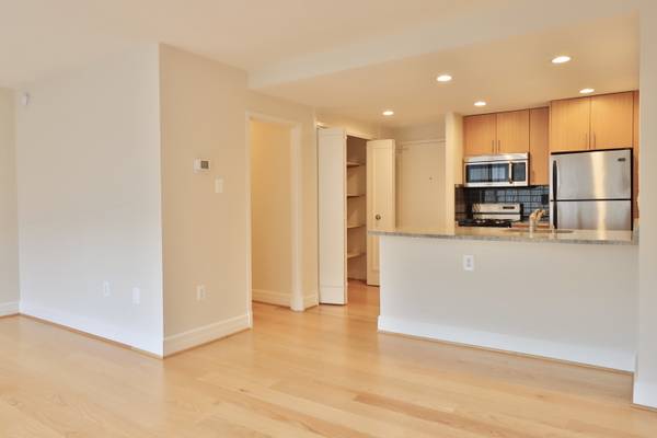 STUNNING L SHAPE STUDIO LAYOUT WITH W/D IN UNIT! OPEN HOUSE MON-FRI!!