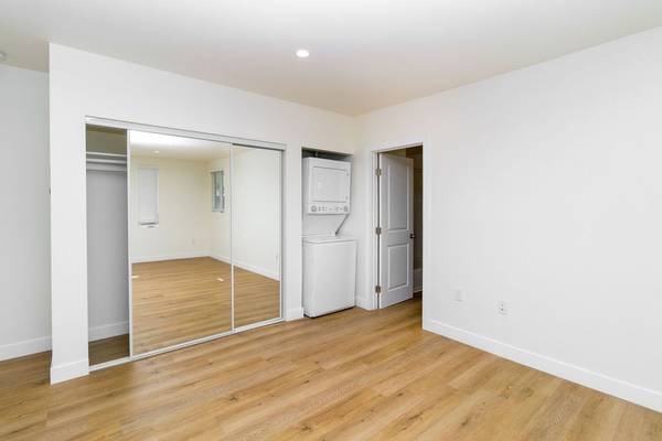 Cozy 1 Bedroom Apartment is Near Downtown-/-close to SCHOOLS!