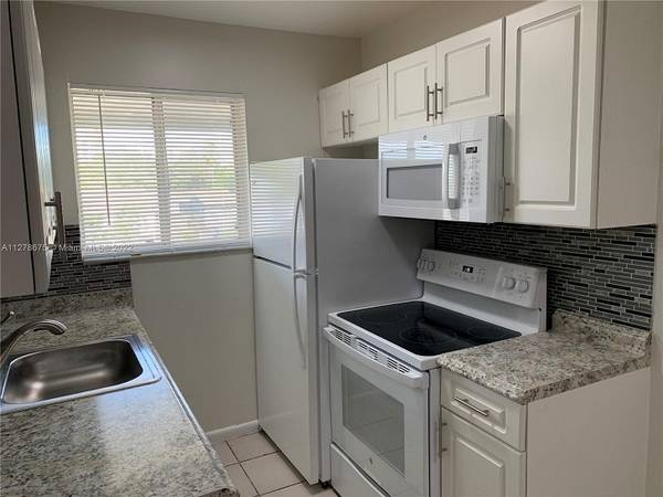 Spacious 1/1 condo. Washer and dryer in unit