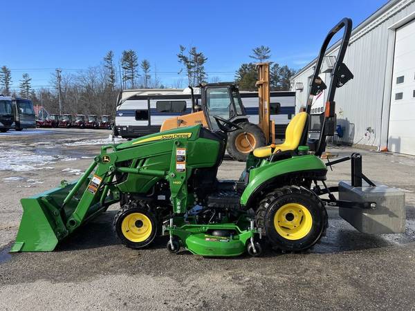 Pre-Owned 2017 John Deere 1023E Hydrostatic Tractor w/Loader & Mower