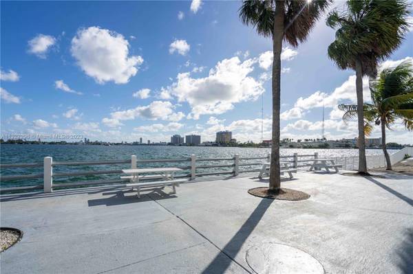 Top floor 2Bed/1Bath with endless water views and private balcony