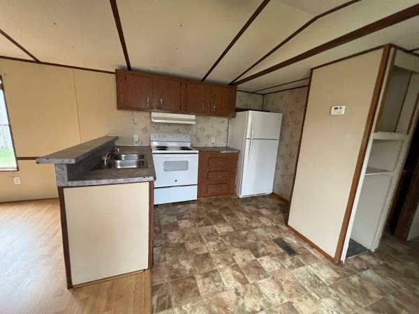 2 Bedroom, 1 Bath Mobile Home For Rent