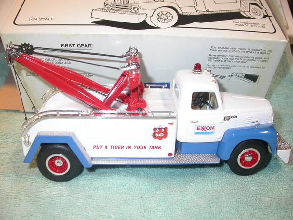 First Gear Exxon 1/34 57 International R-200 Tow Truck diecast in box