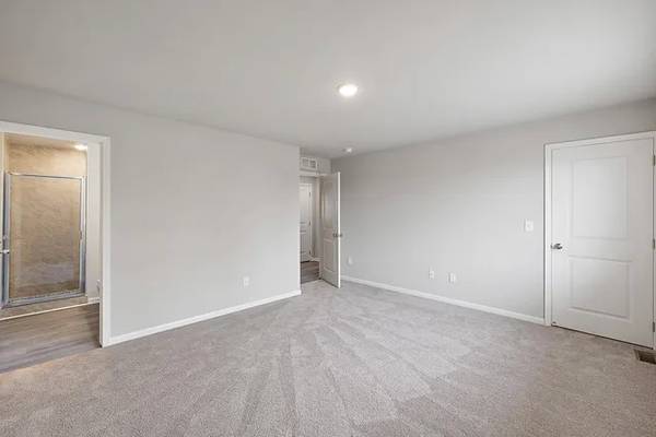 FRESHLY PAINTED CONDO 2 BED 2 BATH NEAR SHOPPING & MANY RESTAURANTS!