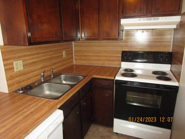 Village Park Townhome #739 – 1 Br, 1 Bath Unit – $670.