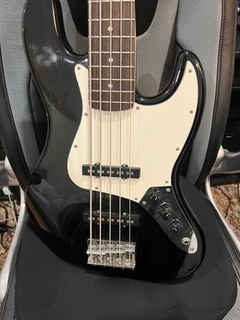 Squier Jazz Bass V