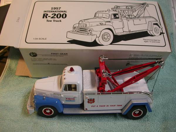 First Gear Exxon 1/34 57 International R-200 Tow Truck diecast in box